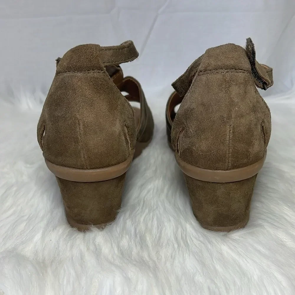 Earth Curvet Khaki Suede Wedge Sandals Sz‎ 8.5